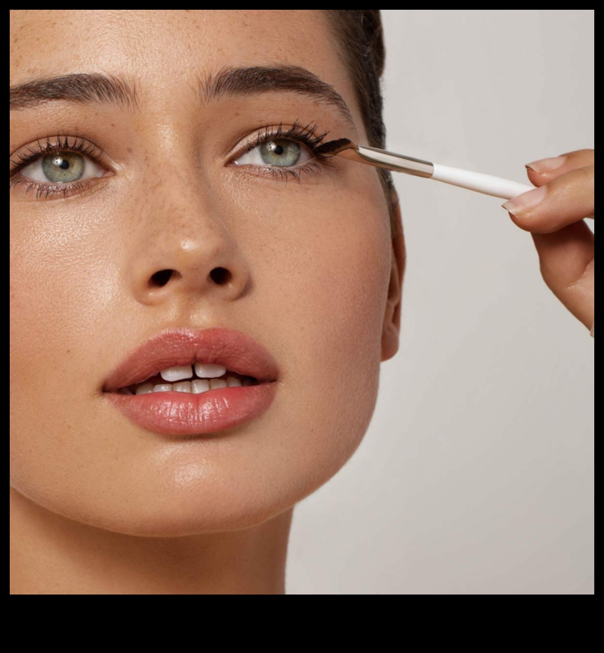 Avoid These Common Mascara Mistakes for Flawless Lashes 3 Common Mascara Mistakes: Pitfalls to Avoid for Flawless Lashes