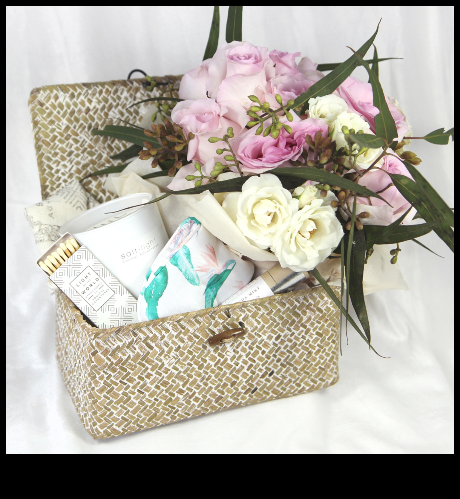 Blooming Bonds: Flower-Centric Gift Selections for Mom