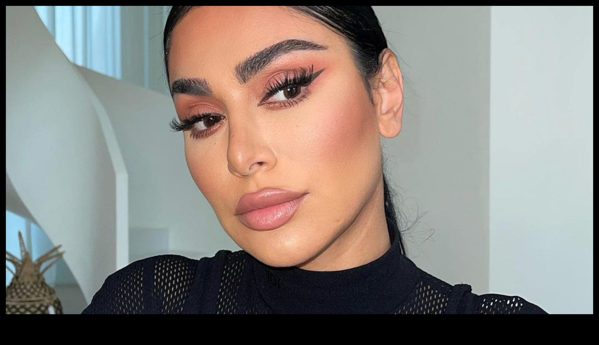 Bold Blush, Subtle Glow: Achieving Radiance with Glam Makeup Techniques