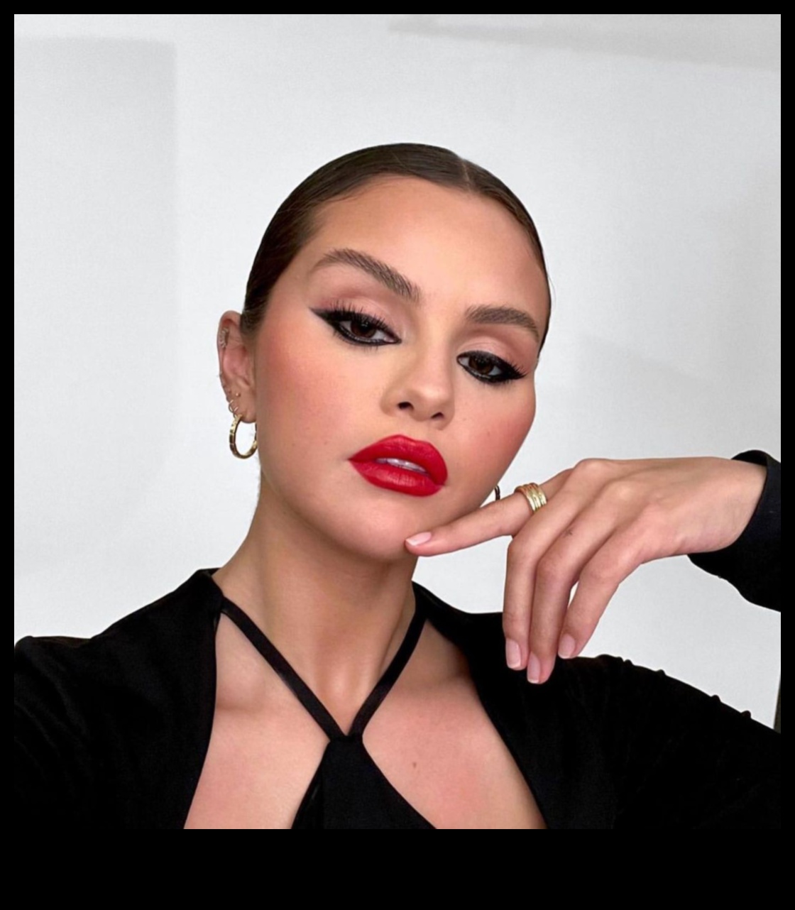 Bold Lips, Bold Choices: Embracing Statement Colors in Evening Makeup