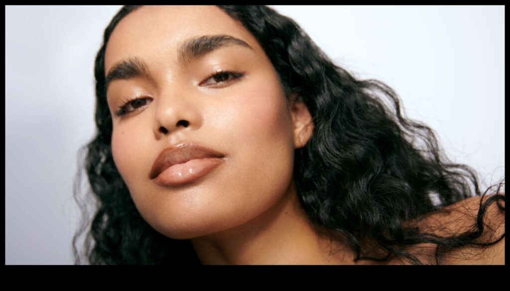 Bronzer Trends Experiment with Geometric and Abstract Designs for a Modern Look 1