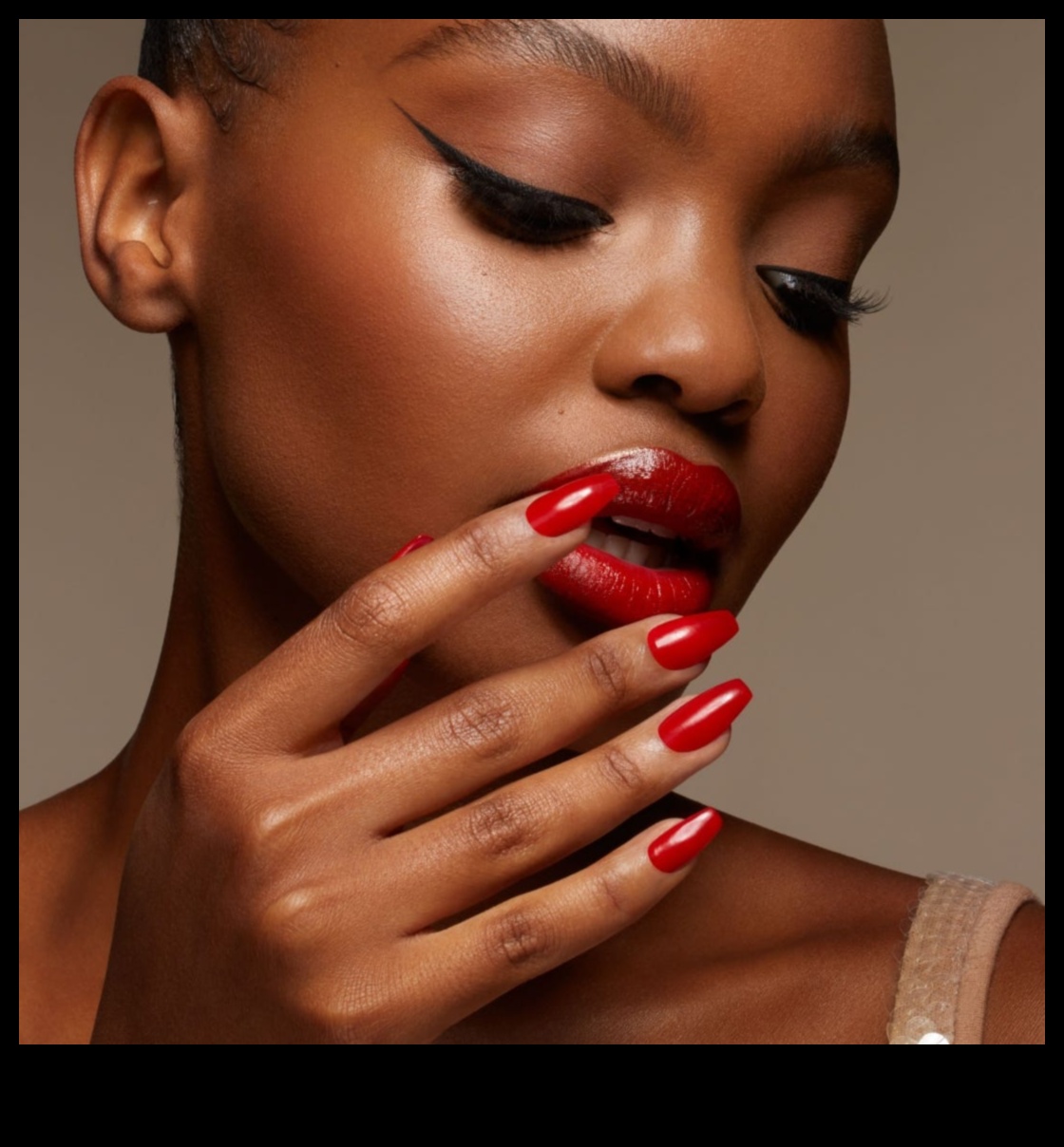 Classic Red Lips: Timeless Elegance in Evening Makeup Styles