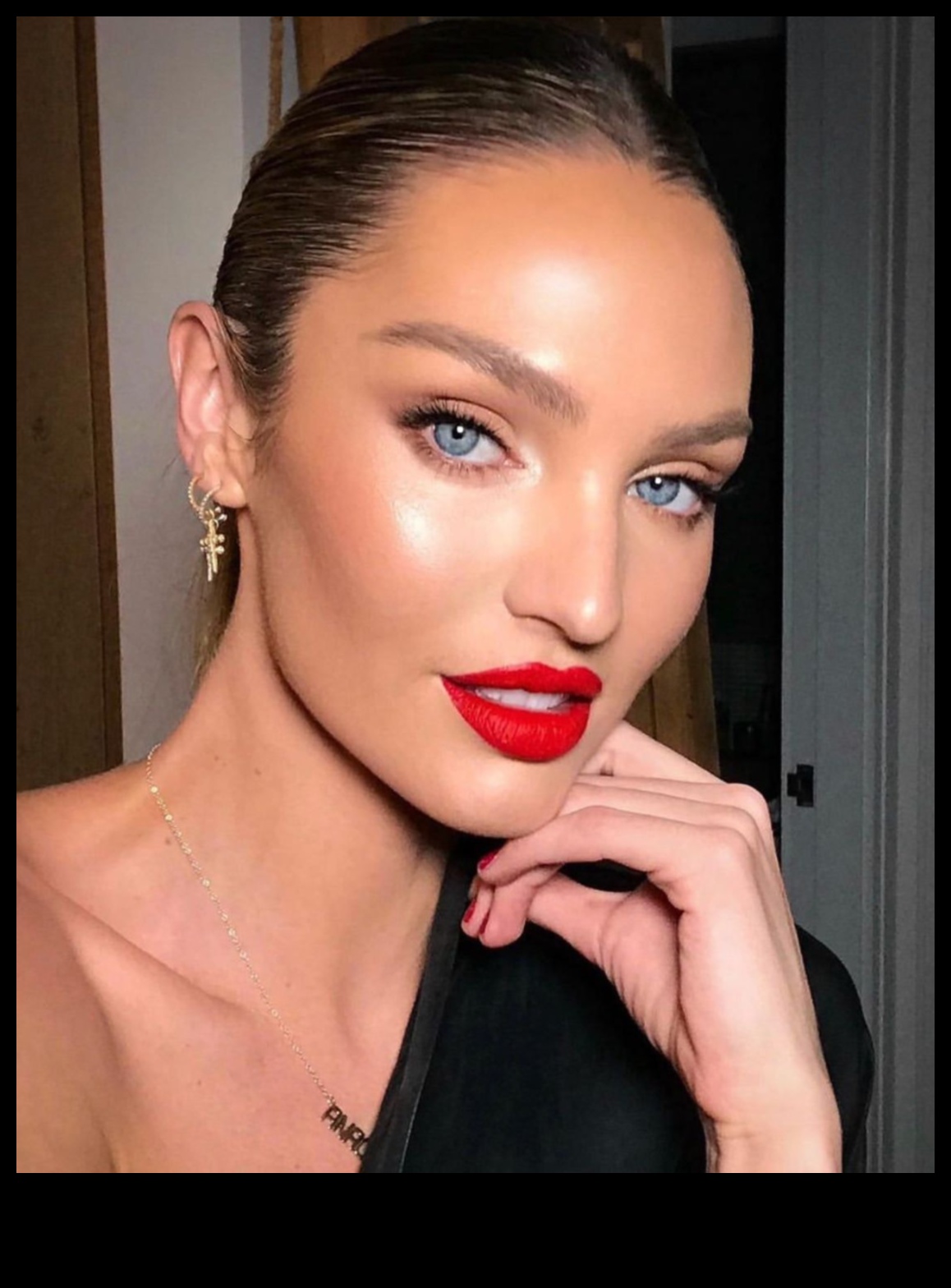 Classic Red Lips: Timeless Elegance in Evening Makeup Styles