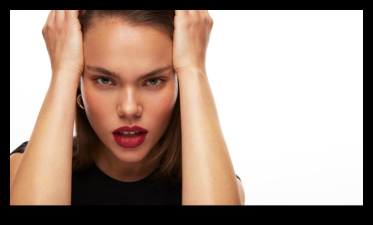 Colorful Contours: Experimenting with Unique Hues of Lip Liner