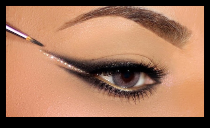 Double Trouble: Mastering the Art of Double-Lined Eyes with Eyeliner