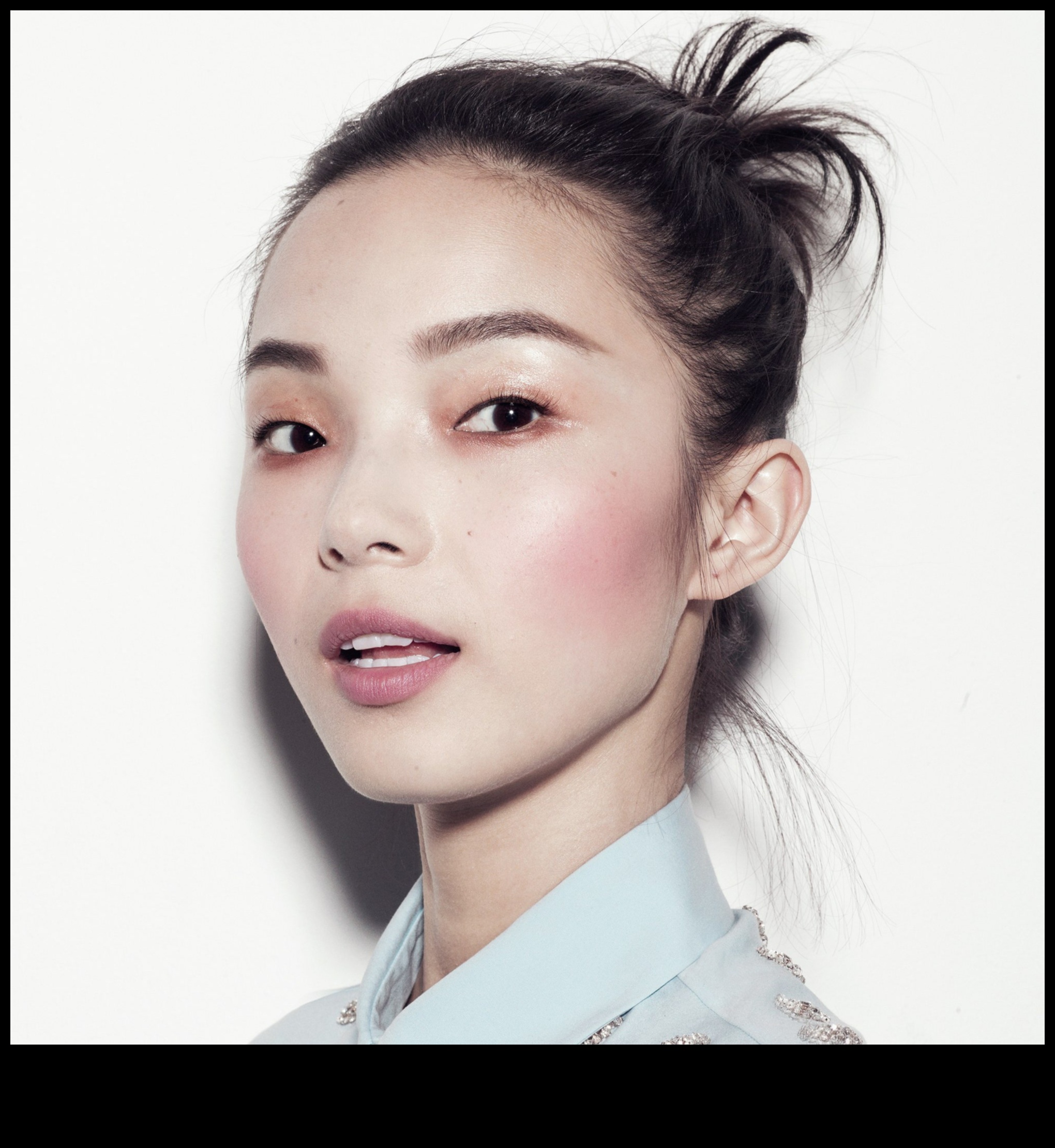 Effortless Blush: Achieving a Rosy Glow with Natural Makeup Techniques