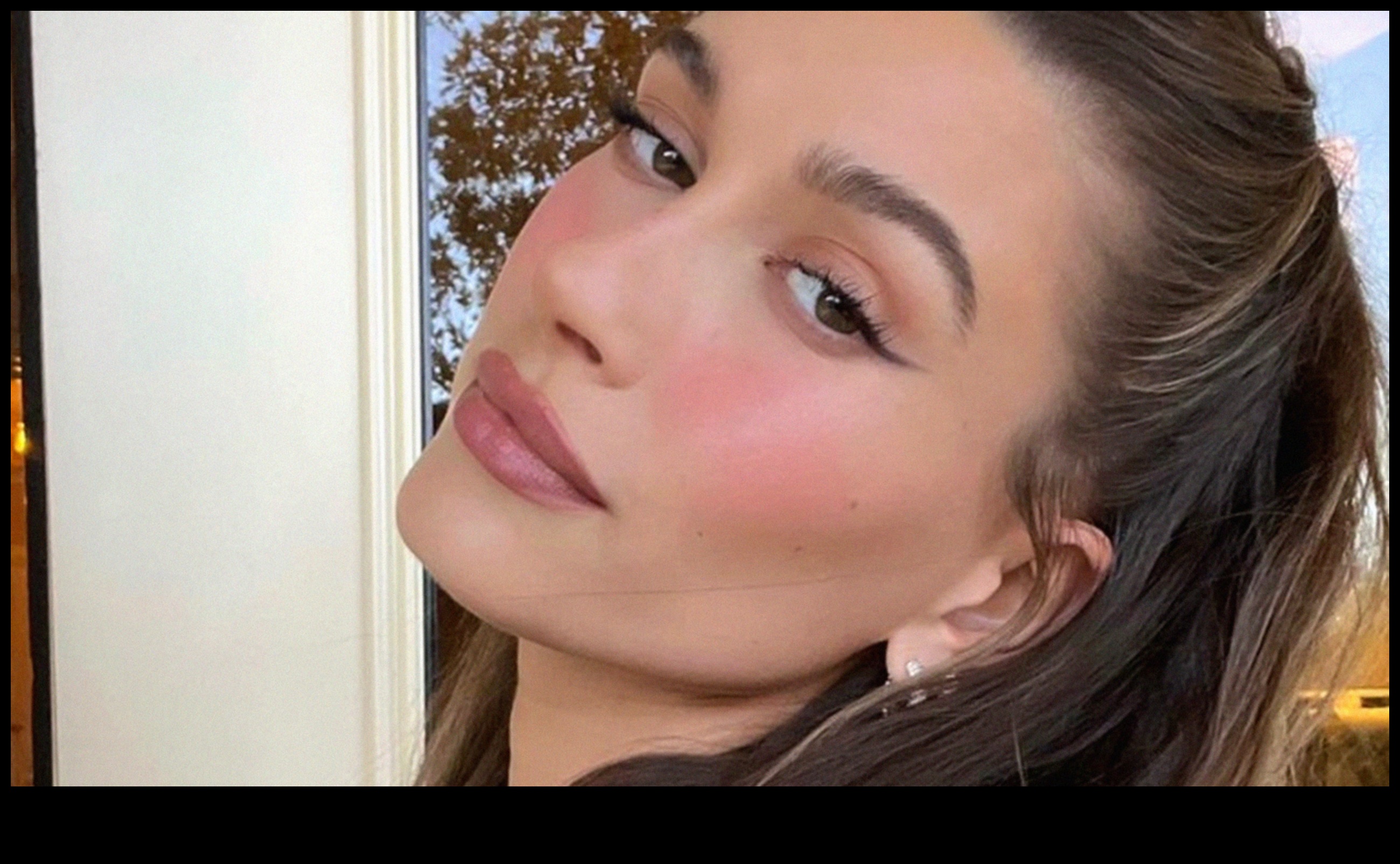Effortless Blush: Achieving a Rosy Glow with Natural Makeup Techniques