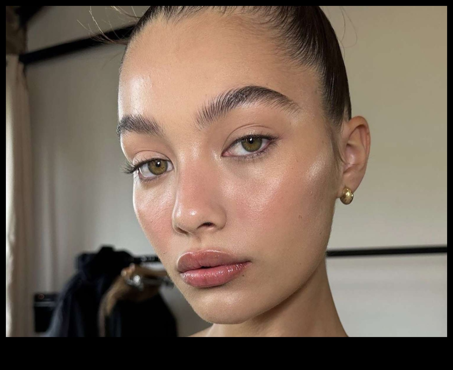 Effortless Elegance: Achieving a Refined Look with Minimalist Glam Makeup