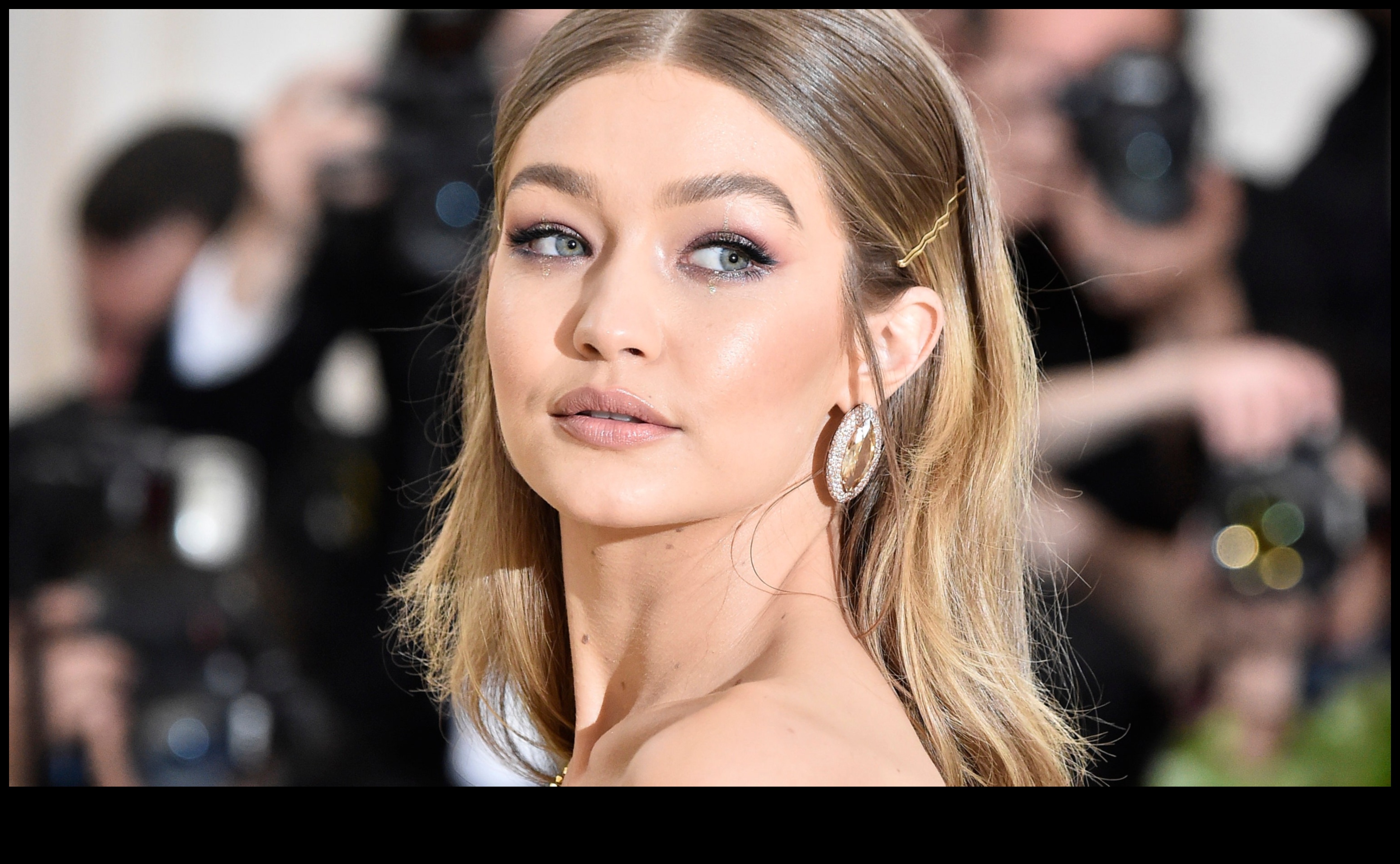 Effortless Radiance: Achieving a Glowing Complexion with Everyday Makeup