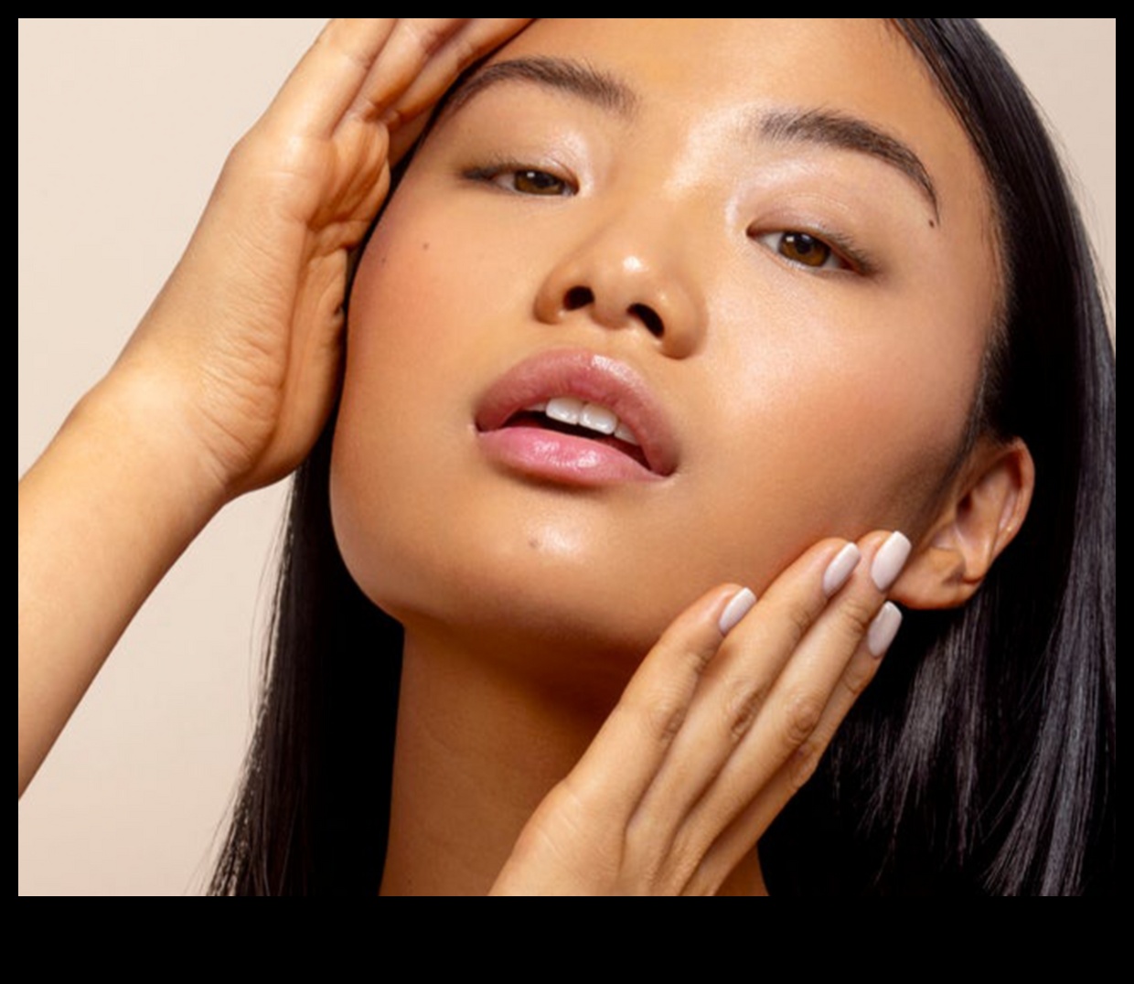 Effortless Radiance: Achieving a Glowing Complexion with Natural Makeup