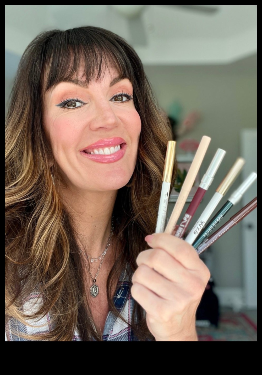 Eyeliner and Aging: How to Enhance Mature Eyes with the Right Techniques