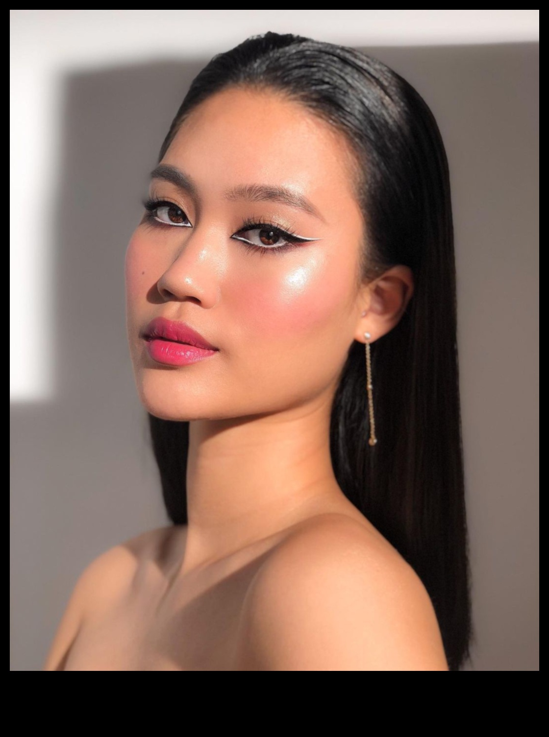 Evening Chic: Exploring High-Contrast Beauty in Makeup Styles