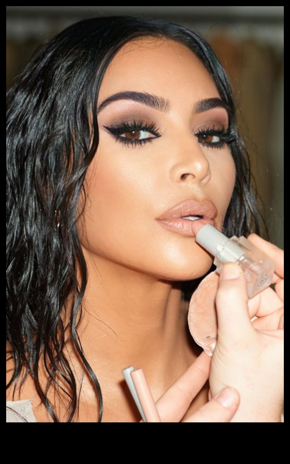 Evening-Ready Graphic: Exploring Artistic Influences in Evening Makeup Styles