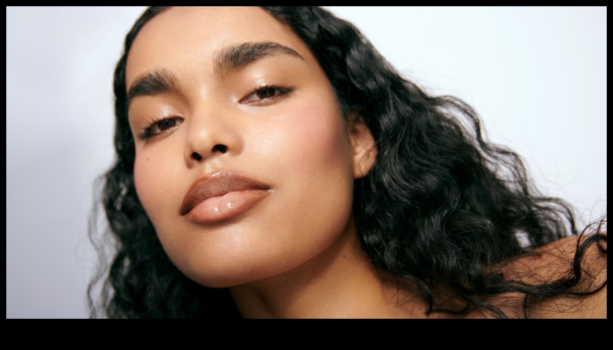 Innovative Lip Styles: Exploring Modern and Artistic Lip Gloss Trends