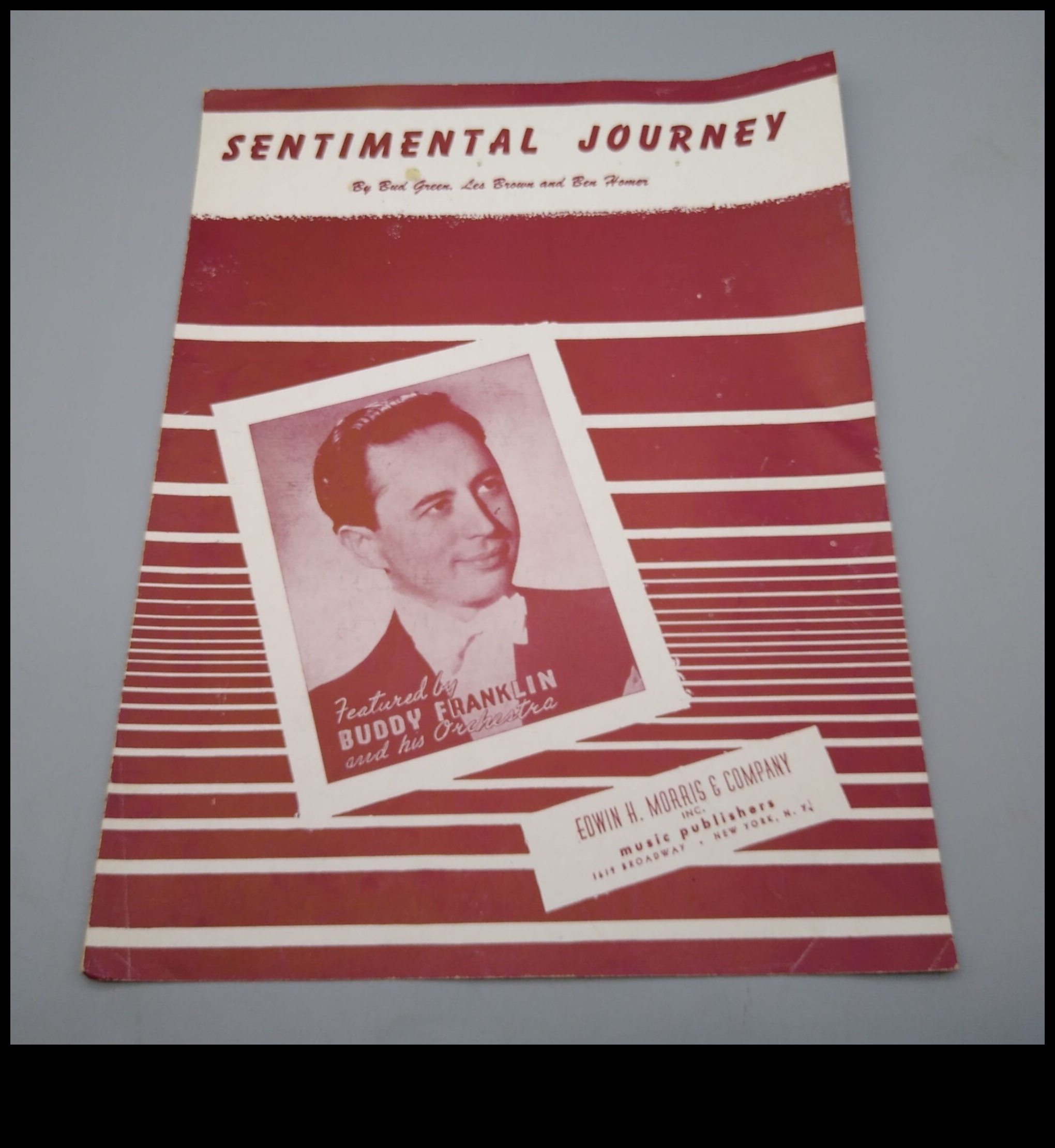 Nostalgic Niche: Vintage Gifts for Her Sentimental Journey