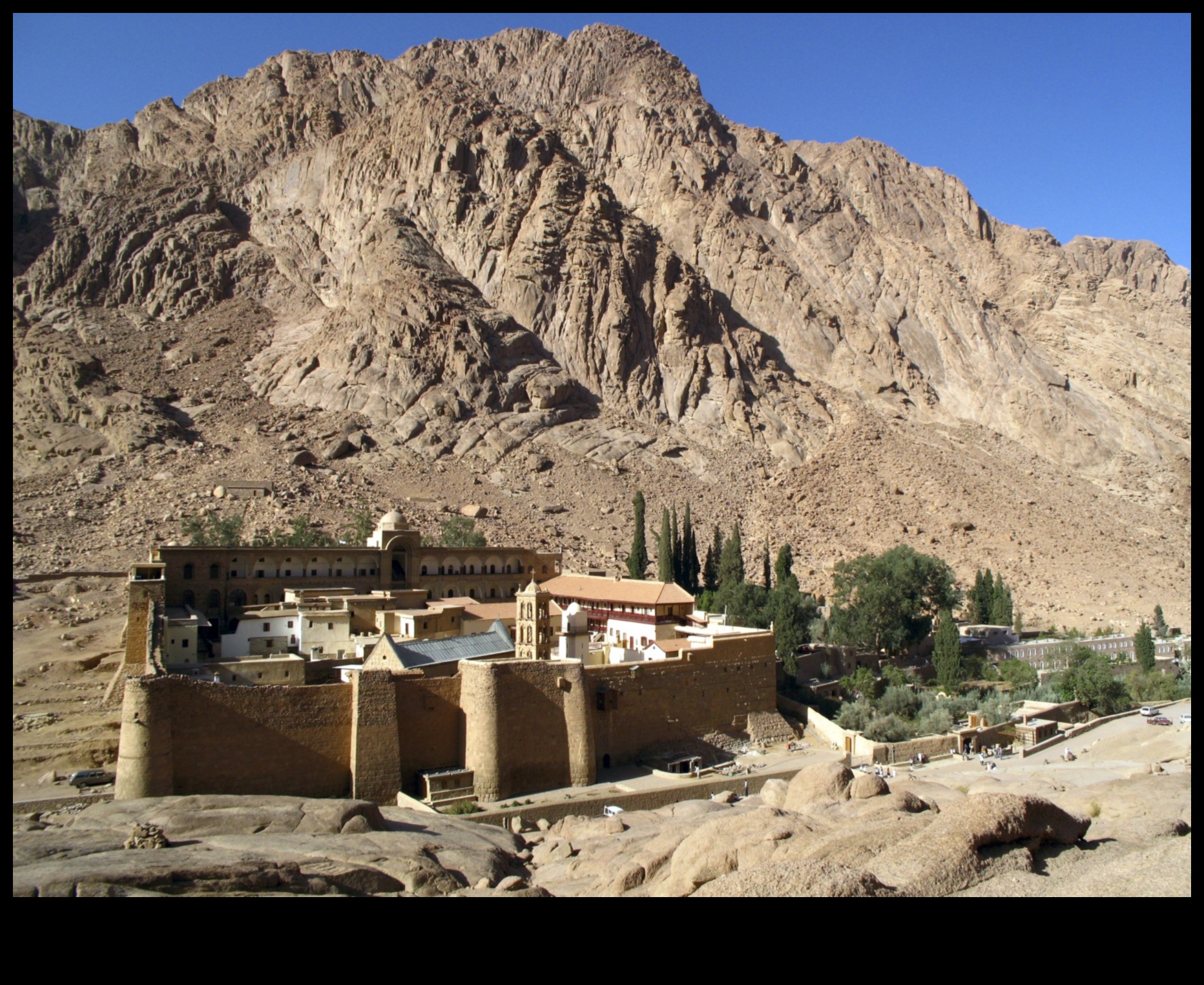 Saint Catherine's Monastery A Living Gem of Sinai's Artistic Heritage 1 Saint Catherine's Monastery: Artistic Heritage in Sinai