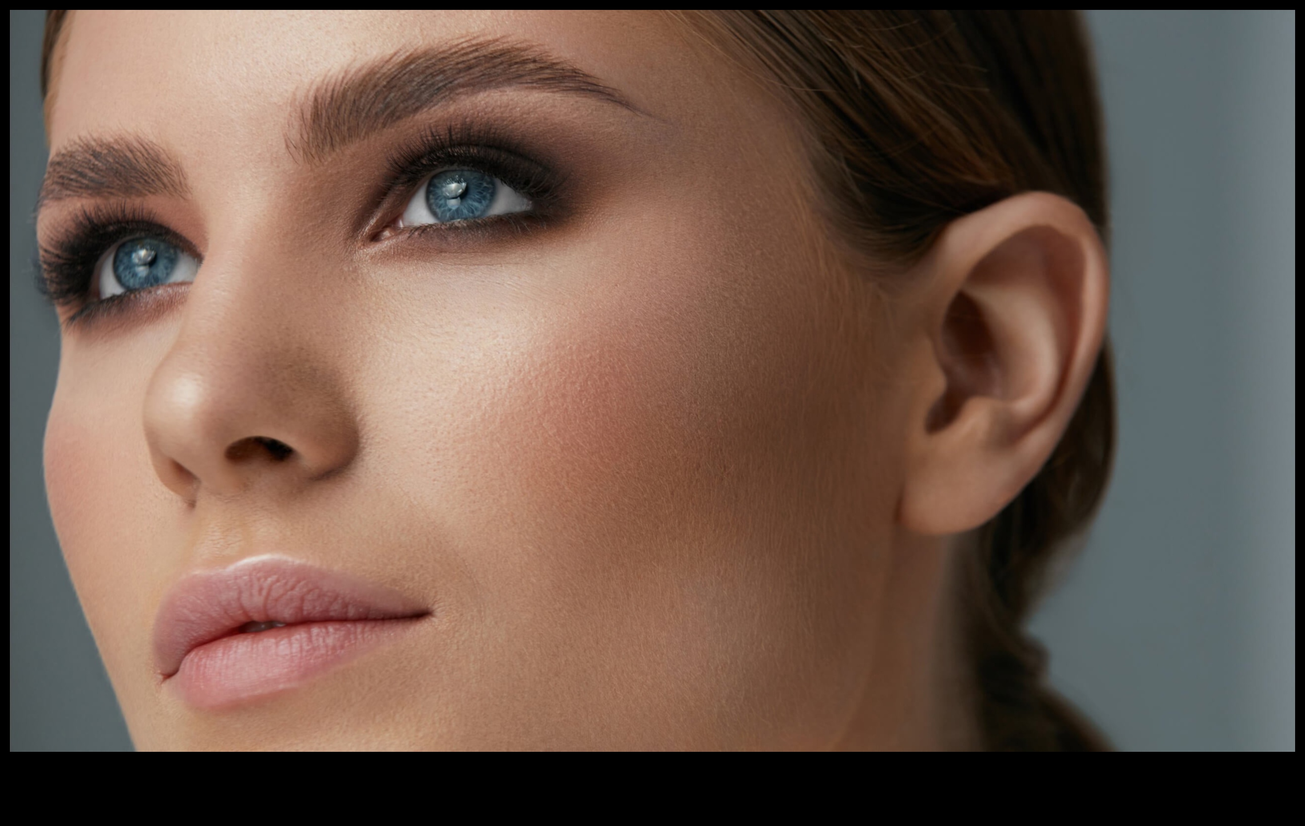 Soft and Smudged: Exploring the Charm of Smoky Eyes in Natural Makeup