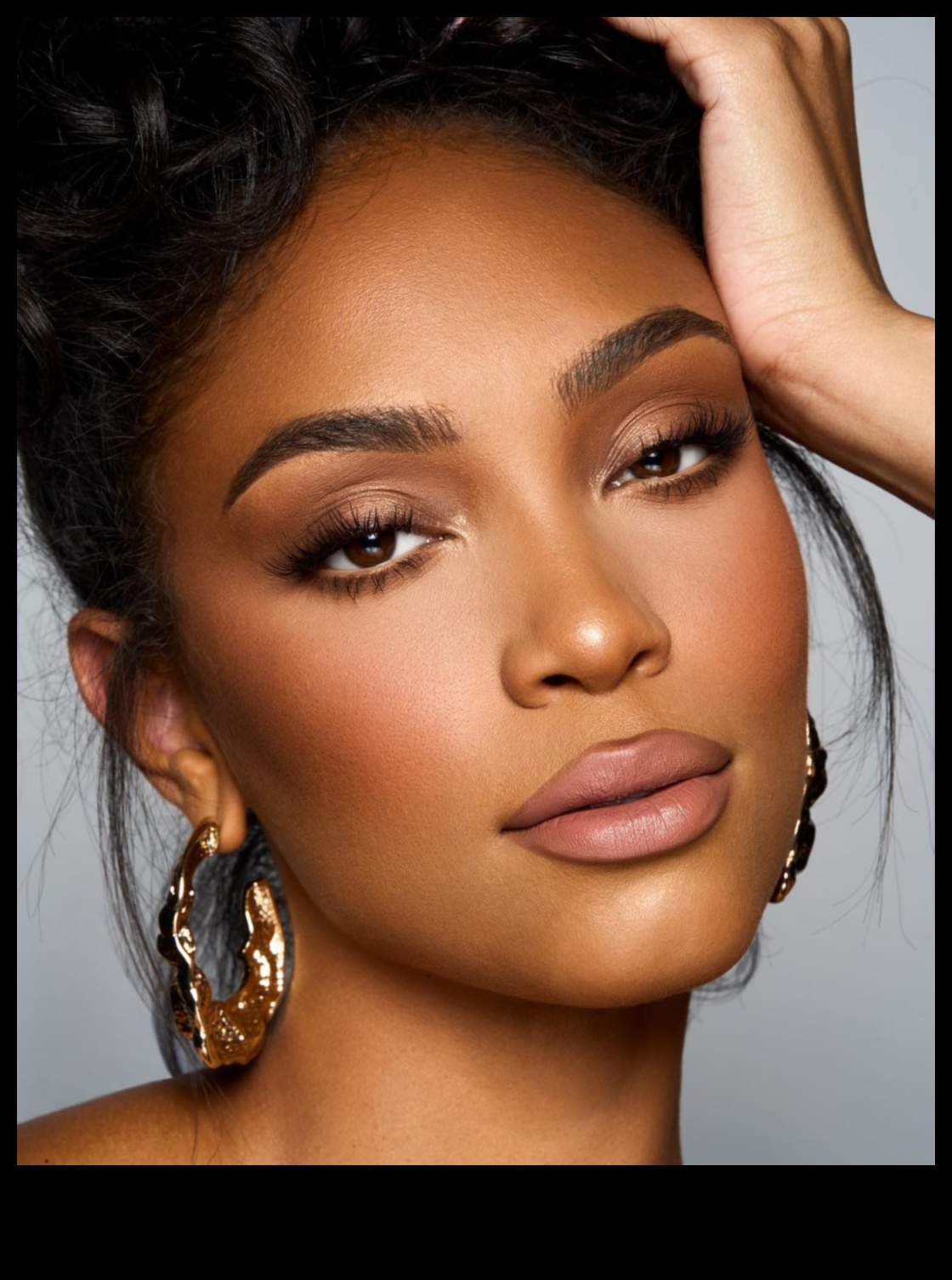 Soft and Smudged: Exploring the Charm of Smoky Eyes in Natural Makeup