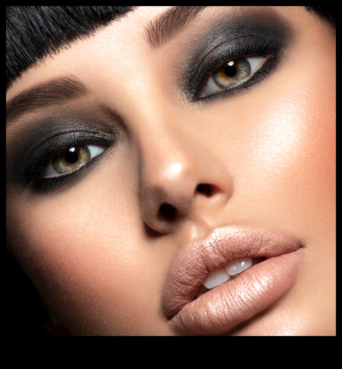 Sultry Smokey Eyes: Mastering the Art of Dramatic Eyeshadow