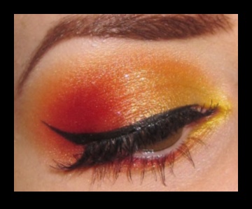 Sunset-Inspired Looks: Creating Warm and Fiery Eye Makeup with Shadows