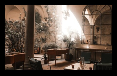 The Impact of Light: Enhancing Your Features with Natural Makeup and Strategic Lighting