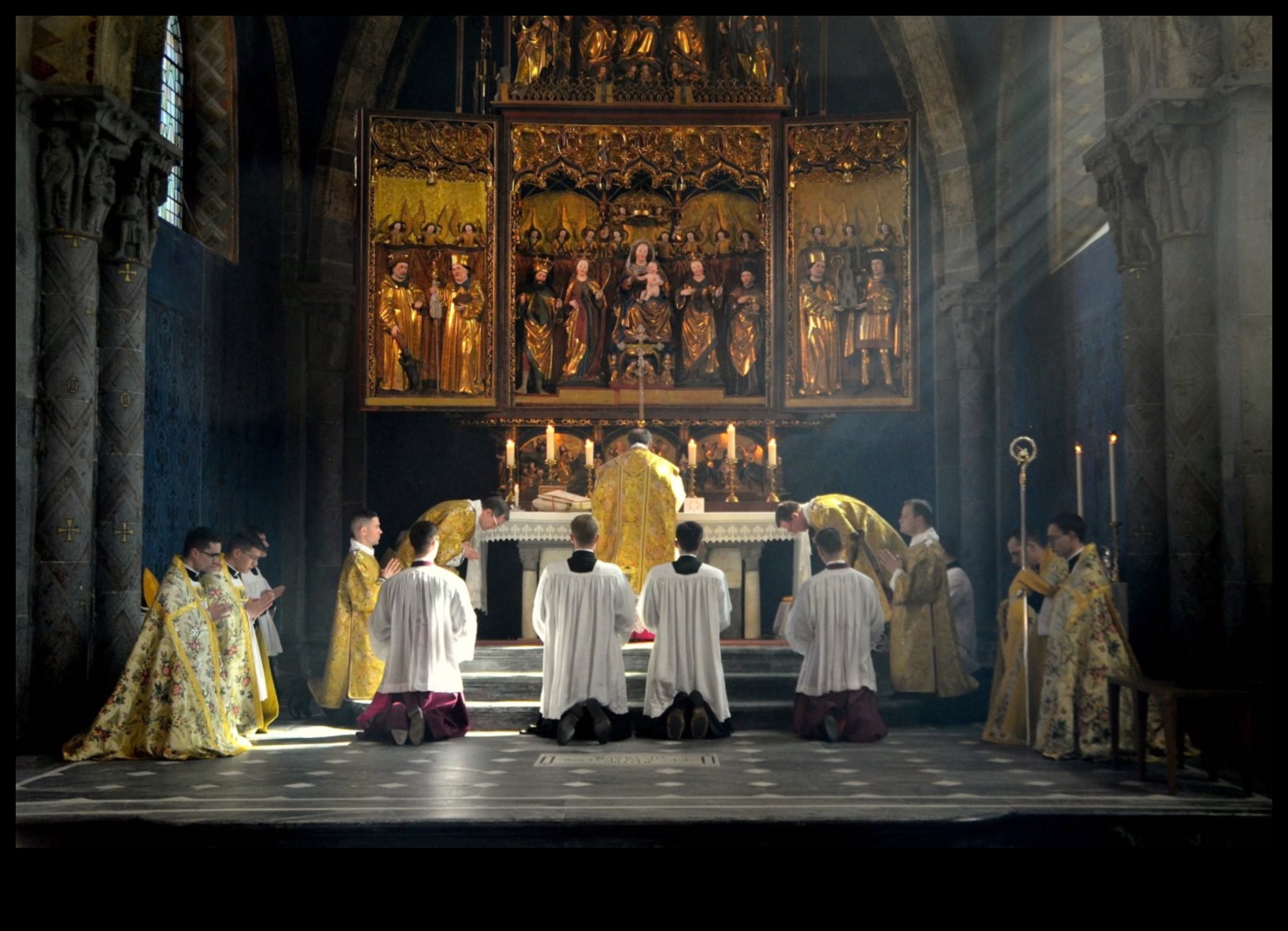 The Sacred Paths of Liturgy and Labyrinths Artistic Representations of Gothic Religious Practices 2 Liturgy and Labyrinths: Artistic Representations in Gothic Religious Practices