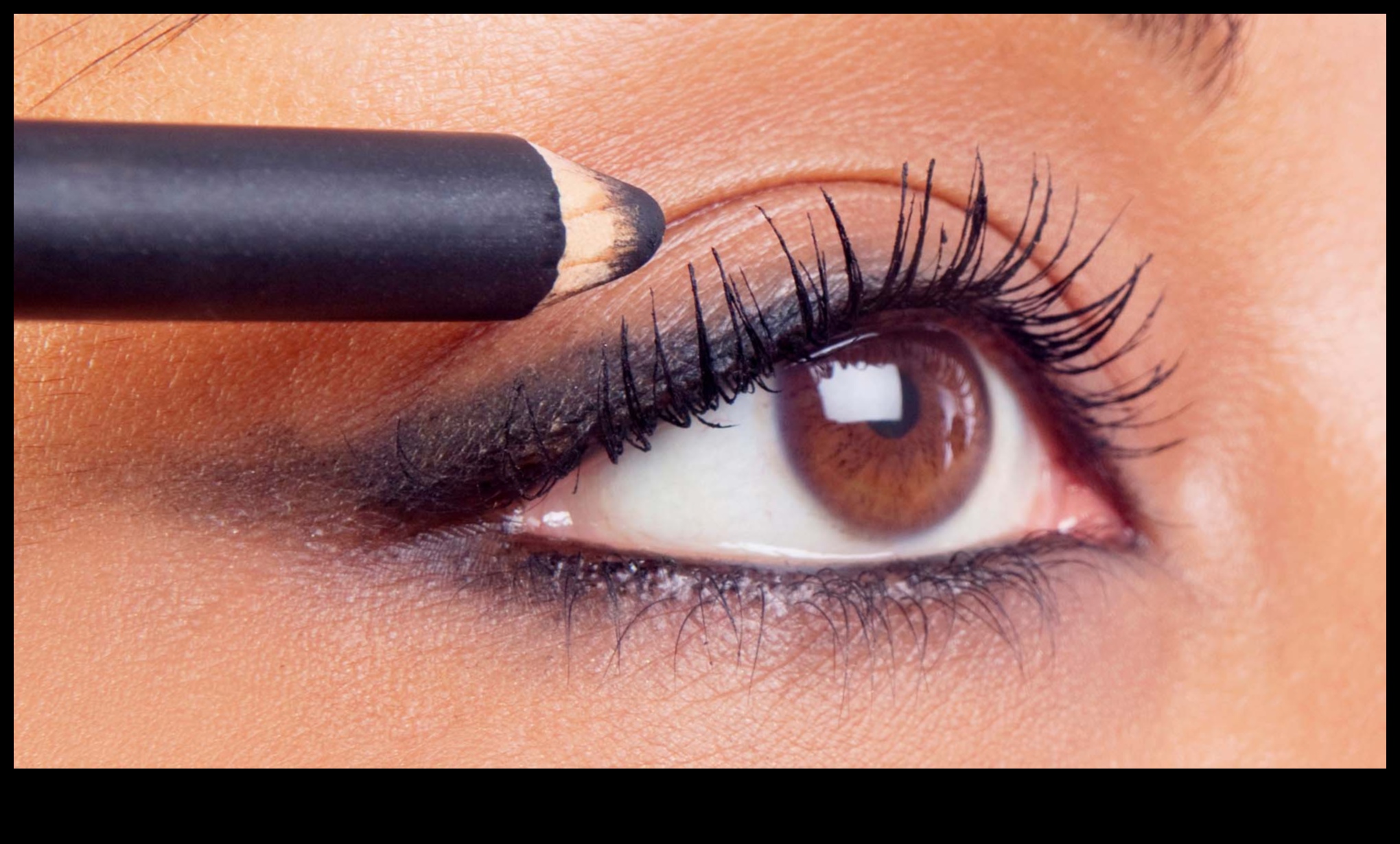 Waterline Wonders: Tips for Applying Eyeliner to the Inner Rim